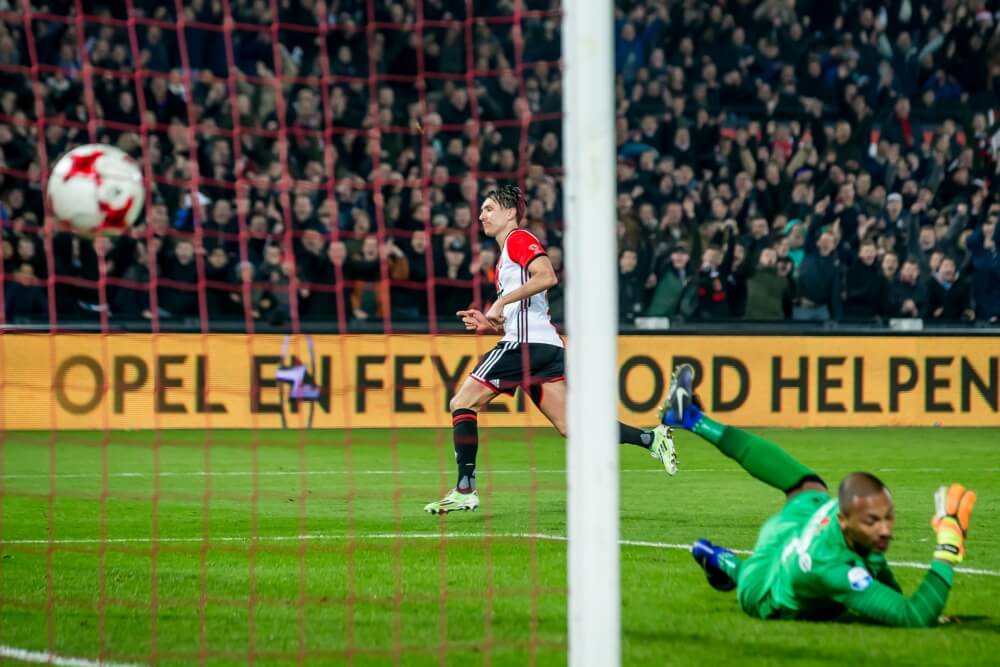 Sterk Feyenoord laat Vitesse kansloos